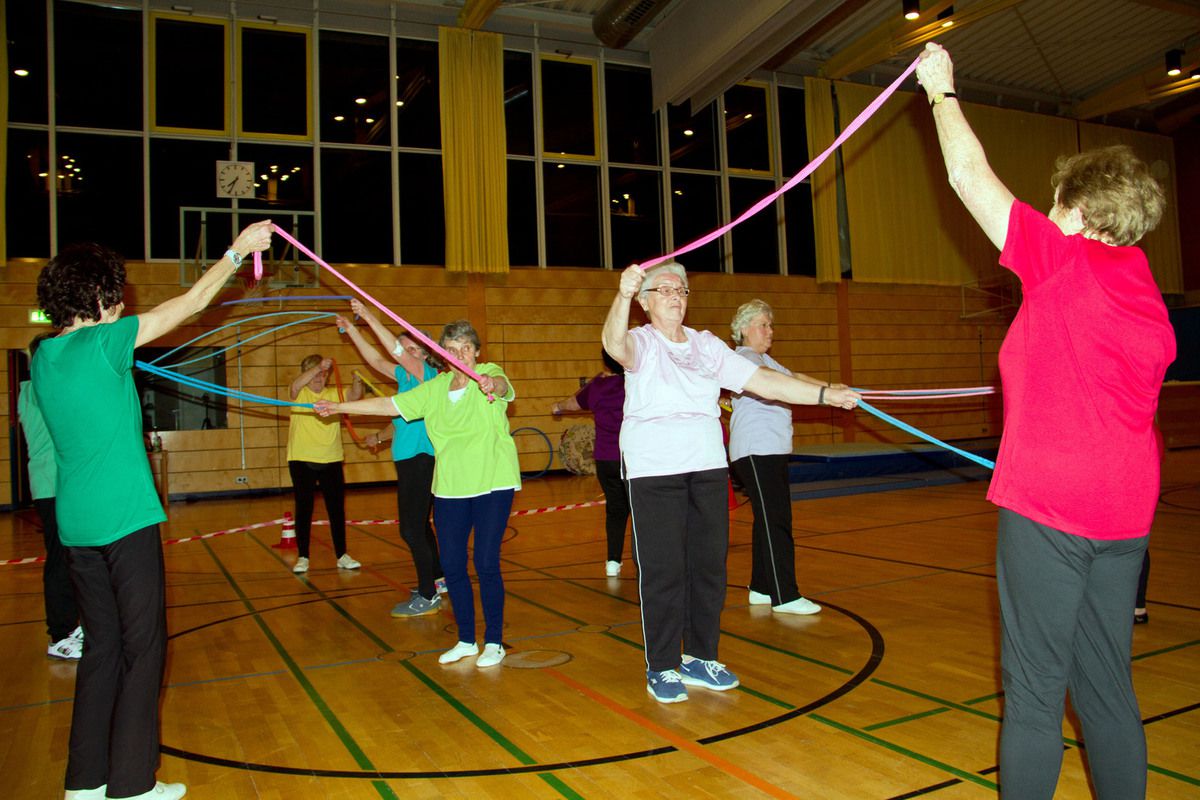 Dass man auch im hohen Alter noch recht gelenkisch sein kann, stellte Sigrid Muselmann (rechts) 2013 im Rahmenprogramm der Sportlerehrung der Gemeinde mit ihrer TGV-Gruppe "Seniorinnen fit & mobil" unter Beweis. 
