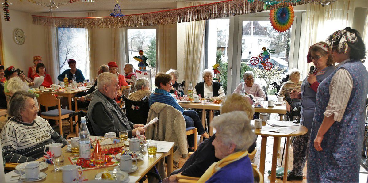 Veitshöchheimer Frauenbund-Damen animierten beim Seniorenfasching im St. Hedwig-Altenheim zum Lachen, Mitsingen und Mitschunkeln
