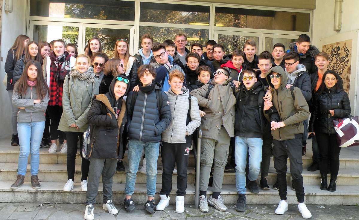 Deutsche und italienische Schülerinnen und Schüler vor dem Eingang der Media Scuola Greve
