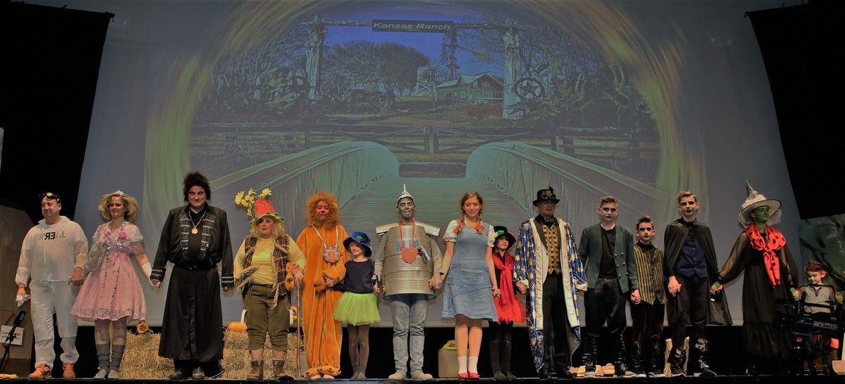 Das Feedback War Grandios Theater Am Hofgarten Verzauberte Mit Dem Zauberer Von Oz 600 Grosse Und Kleine Marchenfans Veitshochheim News