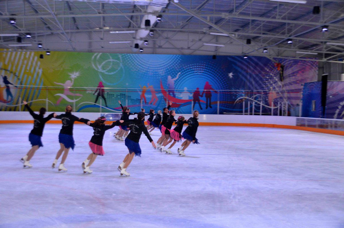 La patinoire a accueilli deux groupes de patinage artistique synchronisé. 