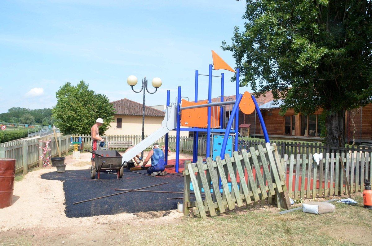 De nouveaux jeux d'enfants en cours d'installation au port de plaisance.