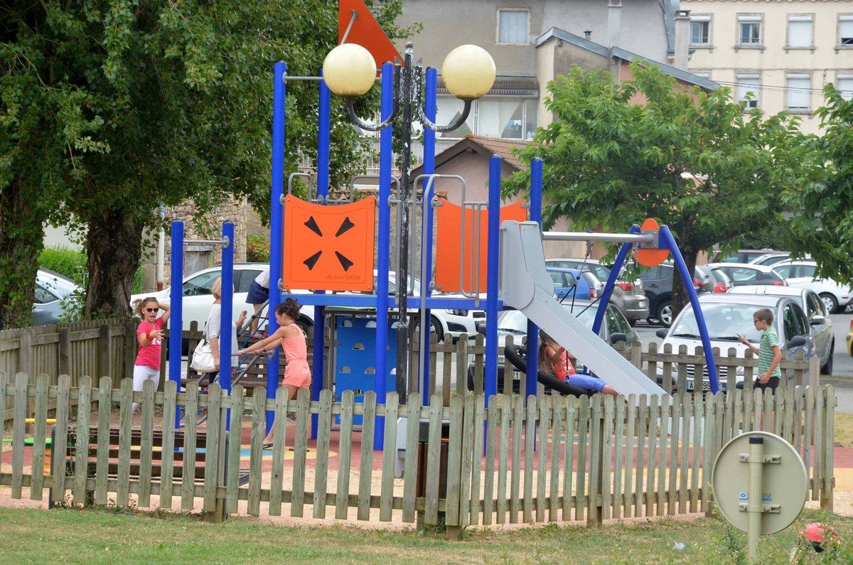 De nouveaux jeux d'enfants en cours d'installation au port de plaisance.
