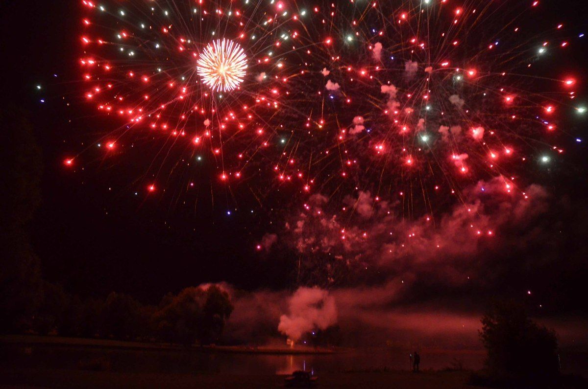 Le public ébahi par le spectacle pyrotechnique féérique tiré sur le plan d'eau.