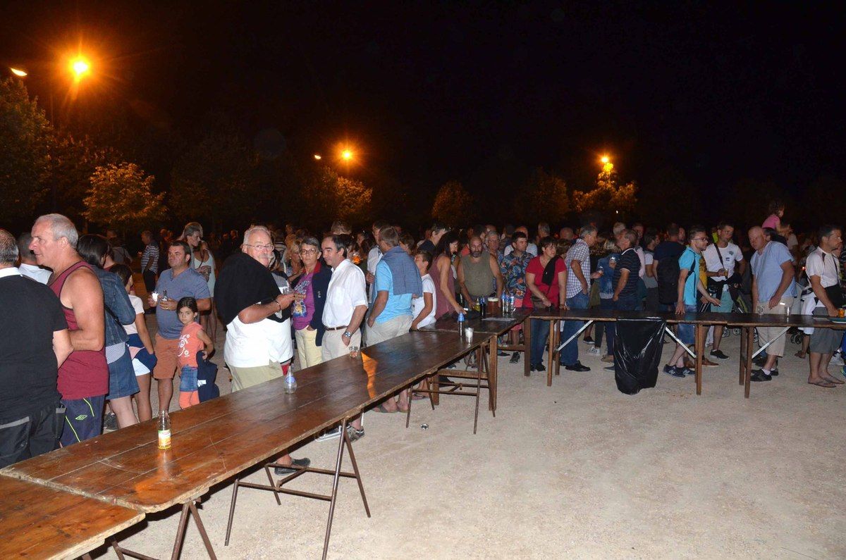 Le public ébahi par le spectacle pyrotechnique féérique tiré sur le plan d'eau.