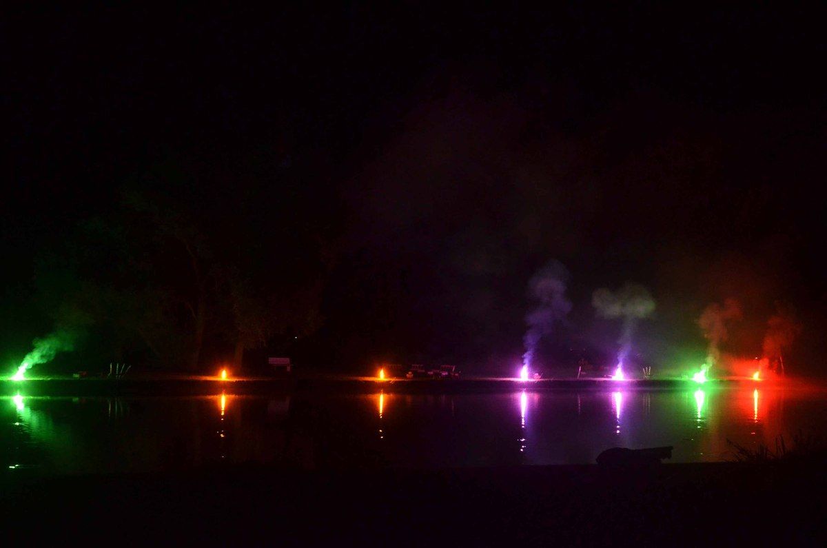 Le public ébahi par le spectacle pyrotechnique féérique tiré sur le plan d'eau.