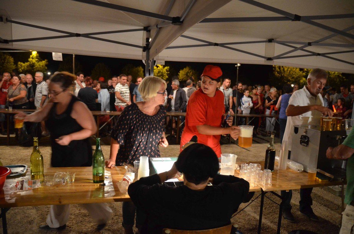 Le public ébahi par le spectacle pyrotechnique féérique tiré sur le plan d'eau.
