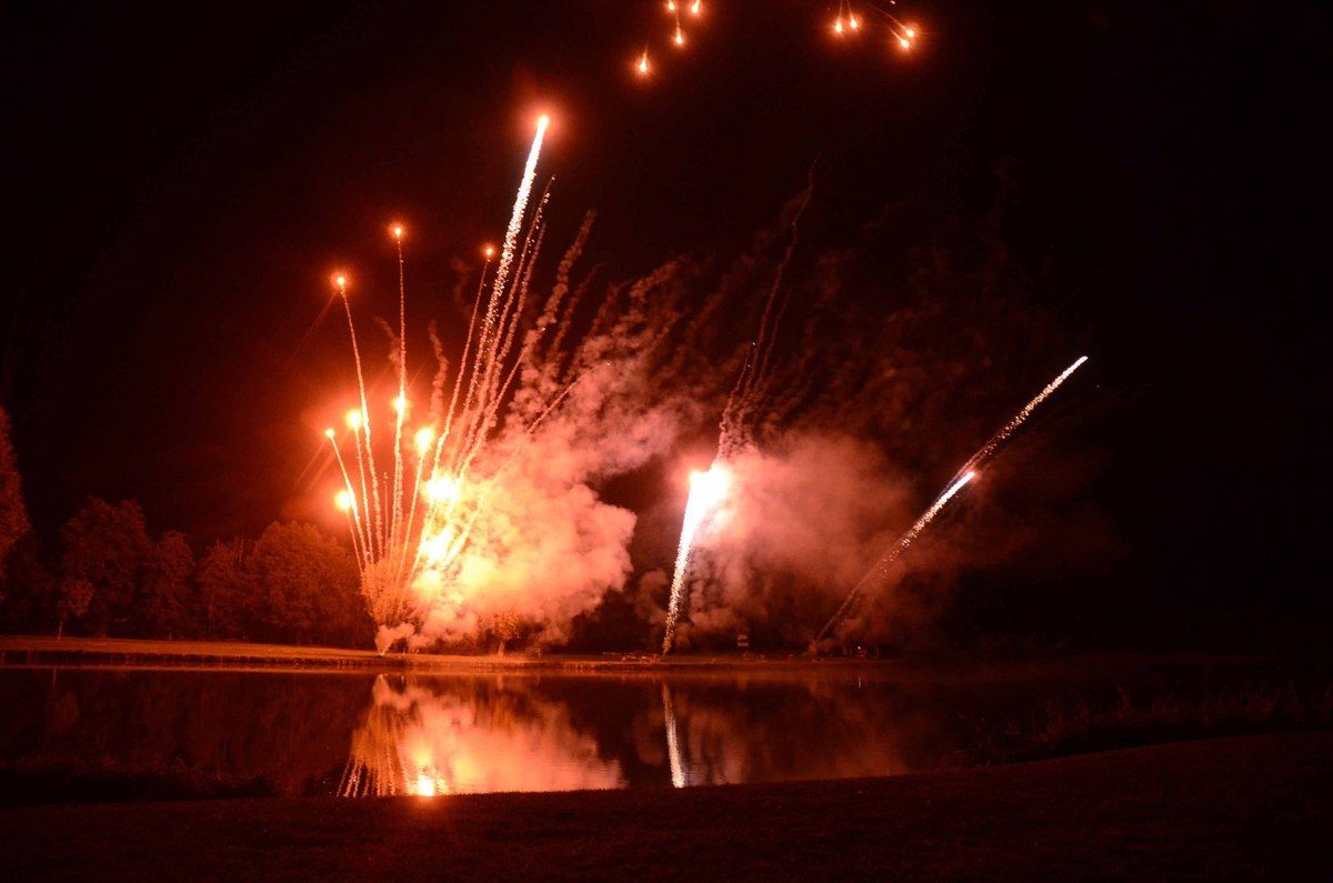 Le public ébahi par le spectacle pyrotechnique féérique tiré sur le plan d'eau.