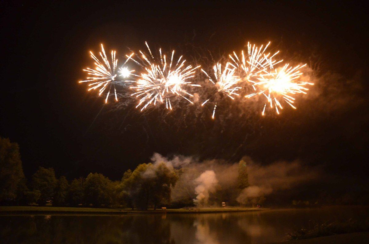 Le public ébahi par le spectacle pyrotechnique féérique tiré sur le plan d'eau.