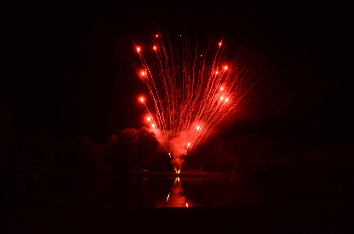 Le public ébahi par le spectacle pyrotechnique féérique tiré sur le plan d'eau.