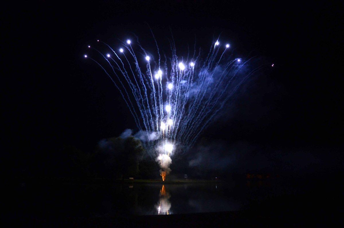 Le public ébahi par le spectacle pyrotechnique féérique tiré sur le plan d'eau.
