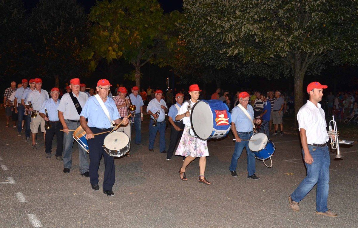 Le public ébahi par le spectacle pyrotechnique féérique tiré sur le plan d'eau.