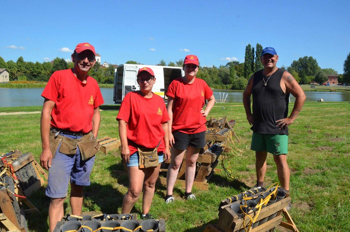 Le public ébahi par le spectacle pyrotechnique féérique tiré sur le plan d'eau.