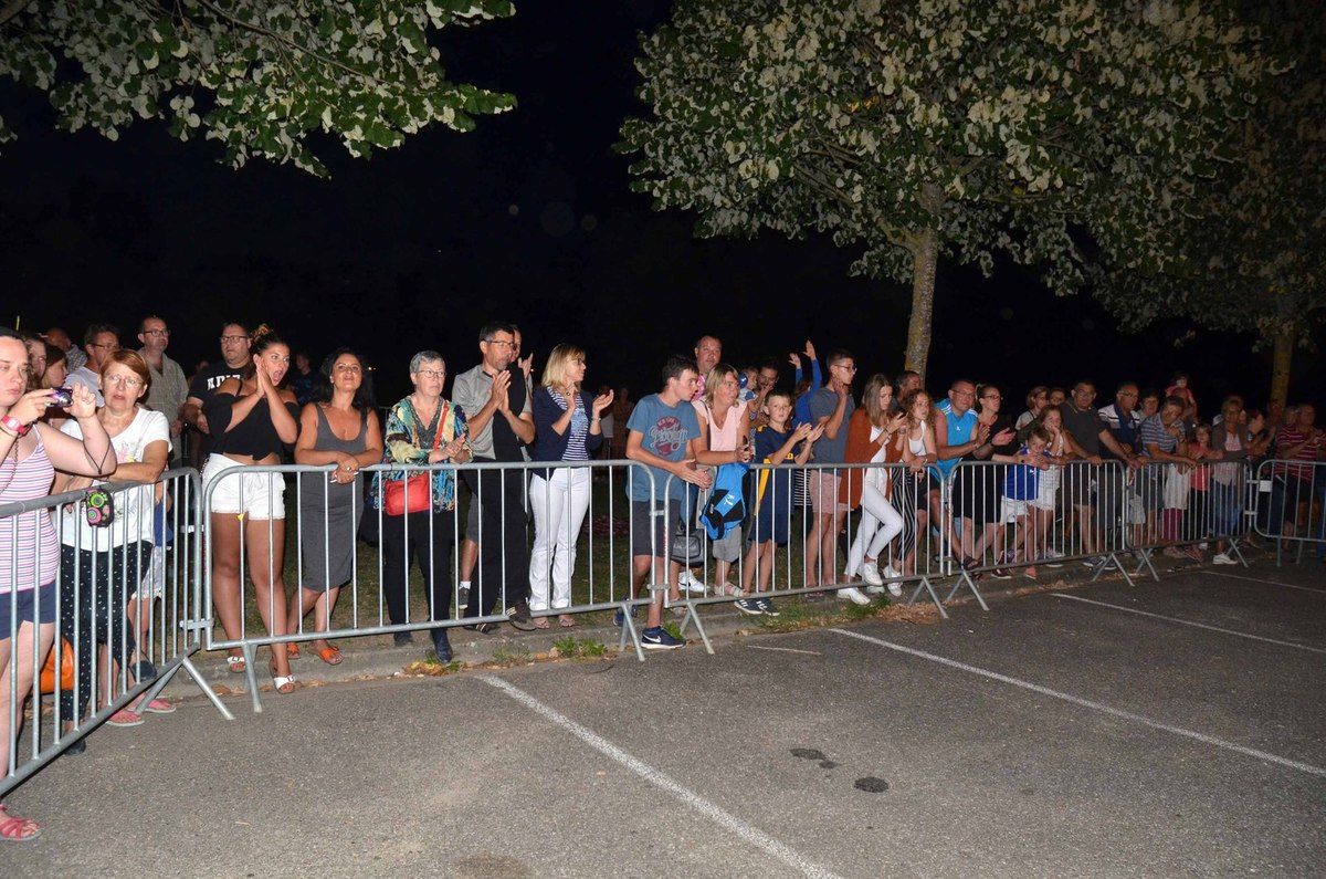Le public ébahi par le spectacle pyrotechnique féérique tiré sur le plan d'eau.