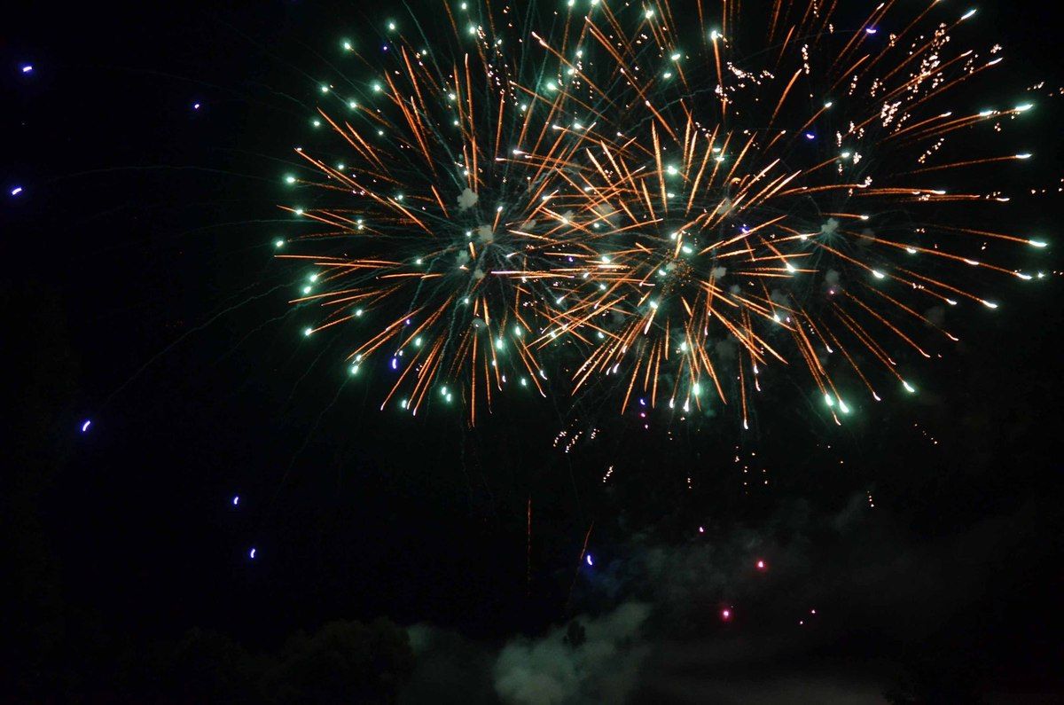 Le public ébahi par le spectacle pyrotechnique féérique tiré sur le plan d'eau.