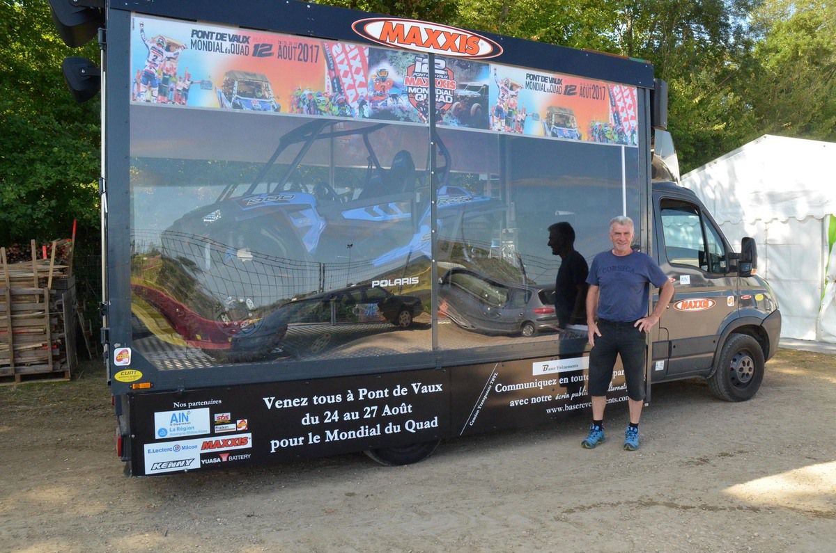 Le camion-vitrine avec Didier Gudefin, qui a assuré la promotion de l'événement sur le tour de l'Ain. 