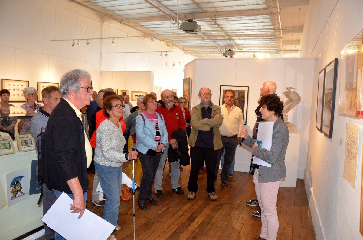 Les amis du musée en nombre à la première visite de l'exposition temporaire de Raymond Pagès.