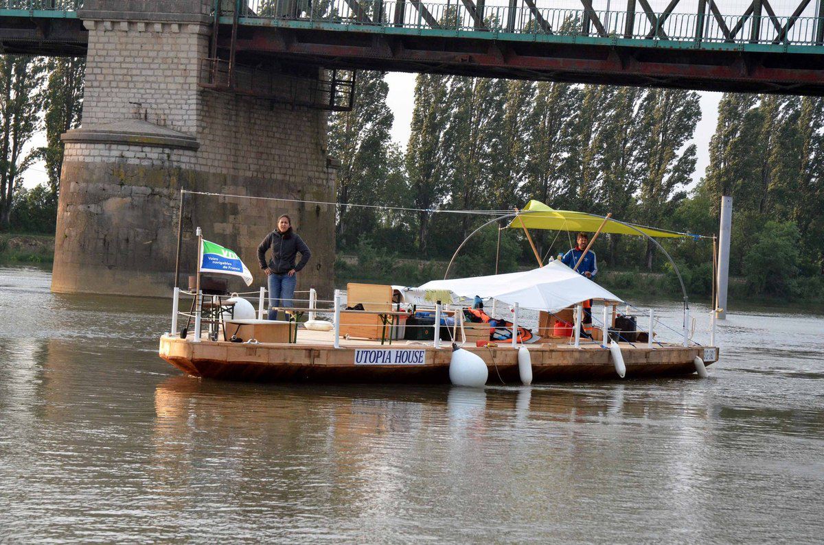 Une œuvre d'art nautique est passée sur la Saône. 