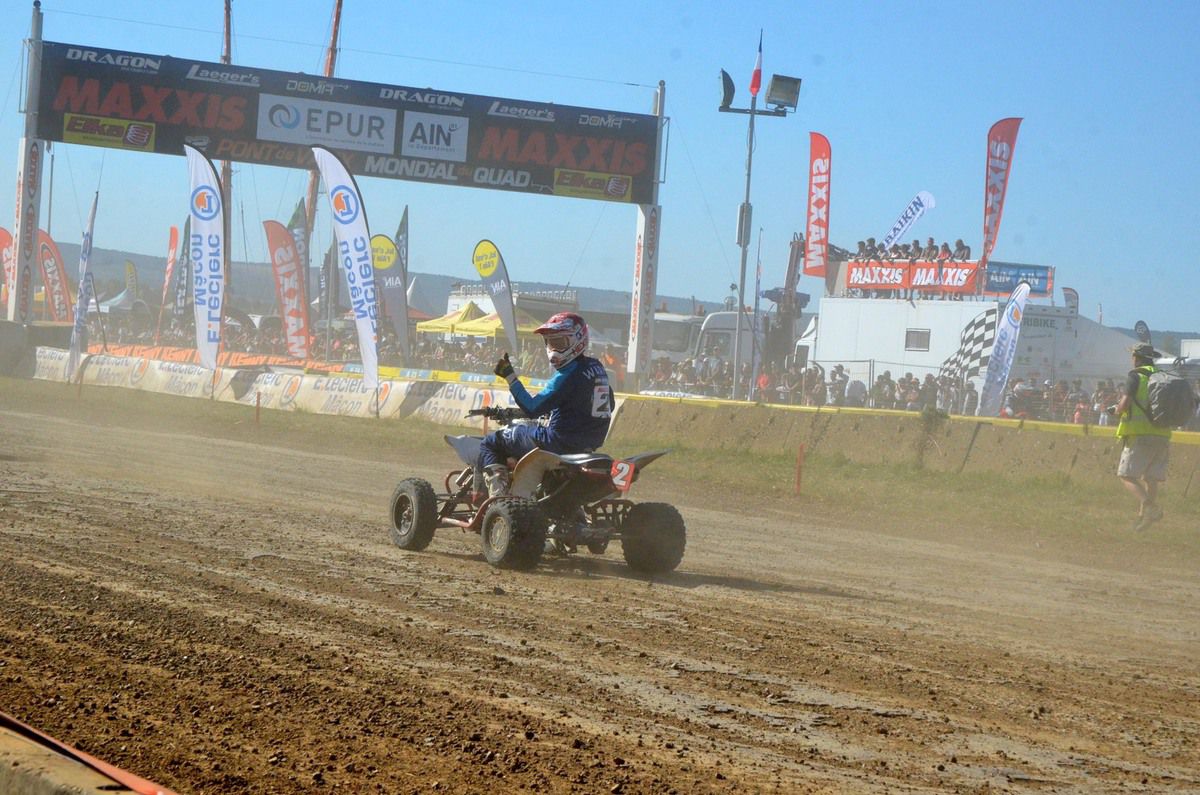 Jérémie Warnia franchit la ligne d'arrivée en vainqueur pour la première fois sur le Mondial après deux éditions où il avait terminé deuxième.