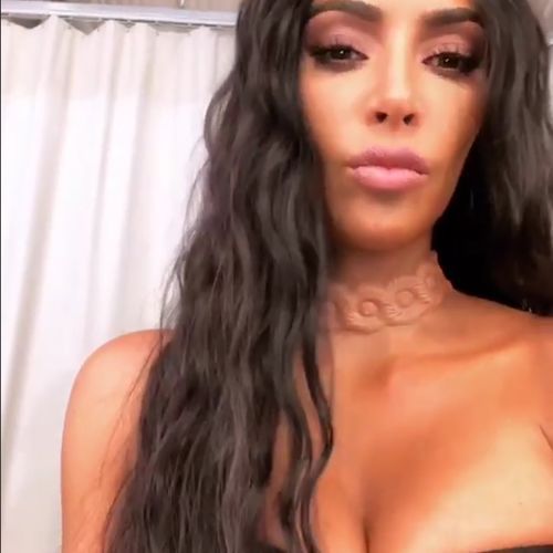 Kim Kardashian se fait poser un implant sous la peau en guise de bijou  lumineux. - Copines, Mamans et Femmes (très) actives