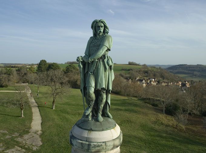Vercintérorix, Alésia. Au pied de la statue élevée à Vercingétorix sur les hauteurs d'Alise-Sainte-Reine, on a gravé ces paroles de César : "Unie, la Gaule défierait le monde."
