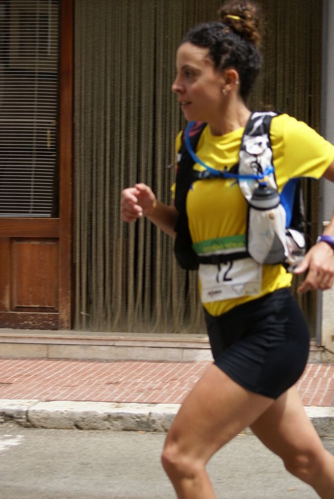Daniela Pillitteri si appresta a tagliare il traguardo del Trail delle Cantine di Camporeale 2016 (foto di Maurizio Crispi)