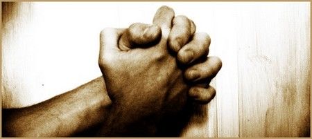 Croiser les doigts dans la mosquée