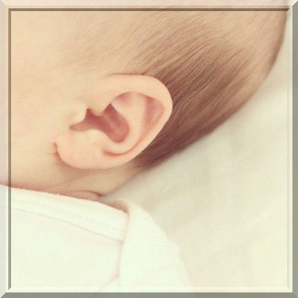 Il n’est pas légiféré de faire l’adhan dans l’oreille droite du nouveau-né, encore moins l’iqama dans l’oreille gauche (audio)
