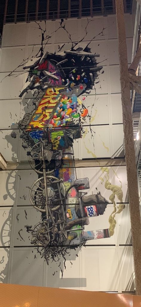 Quand Brusk revisite l'histoire sur les palissades d'un chantier parisien...