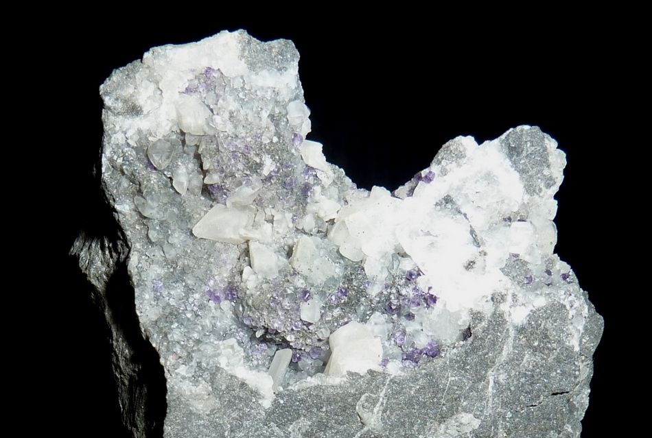 Fluorine sur Calcite, Glageon, Nord 59. (5x5cm)