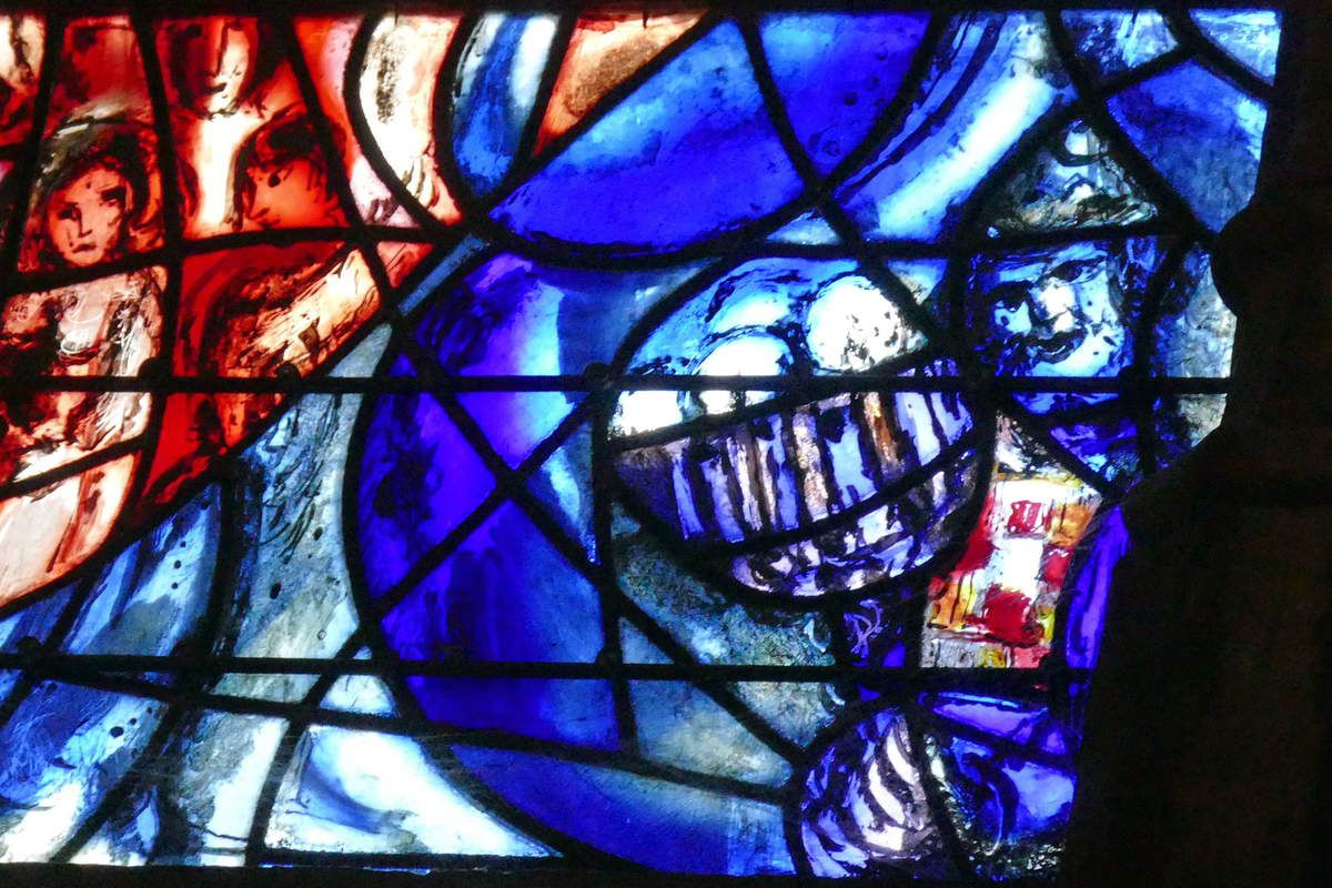 Marc Chagall,  lancette A : Moïse recevant les Tables de la Loi.  baie n°9 , déambulatoire nord, cathédrale de Metz. Photographie lavieb-aile. 
