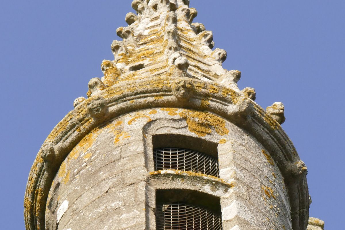 Tourelle de la flèche de l'escalier d'accès au clocher. Église de Brasparts. Photographie lavieb-aile.