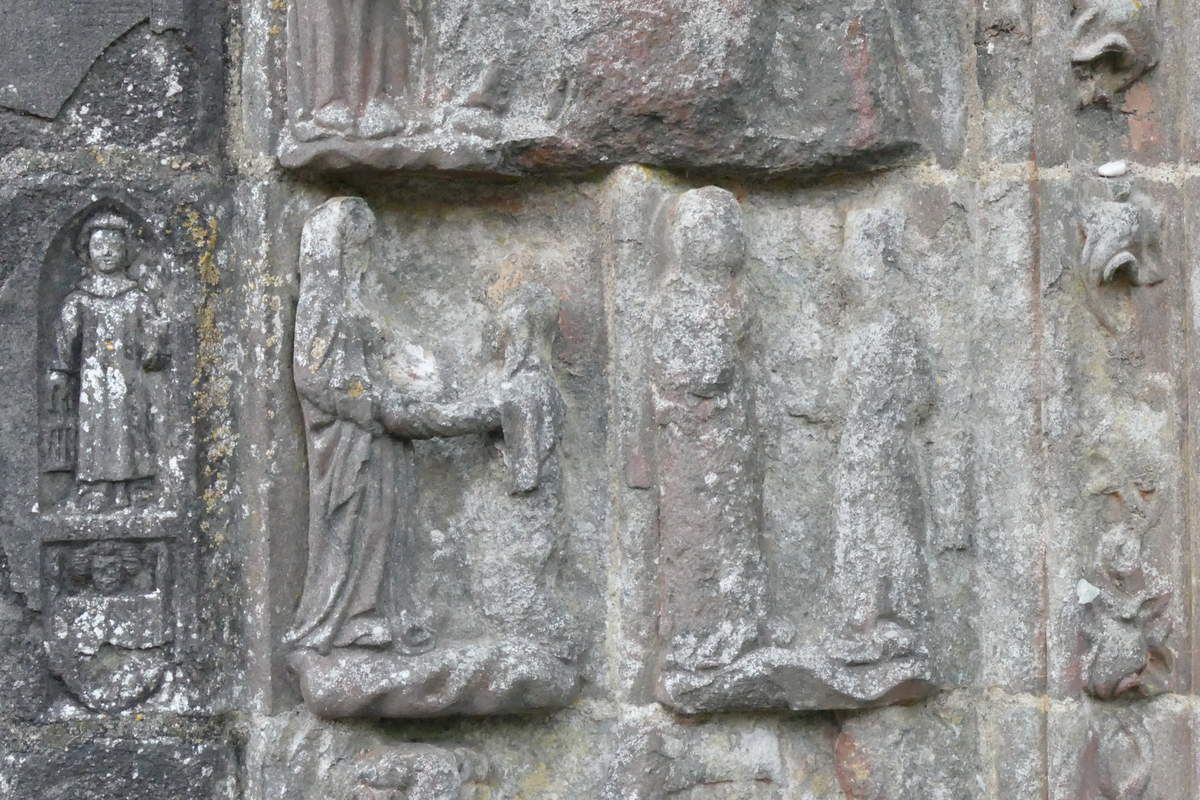 La Visitation et le Mariage de la Vierge, piédroit du porche sud  de l'église Saint-Salomon, La Martyre. Photographie lavieb-aile.