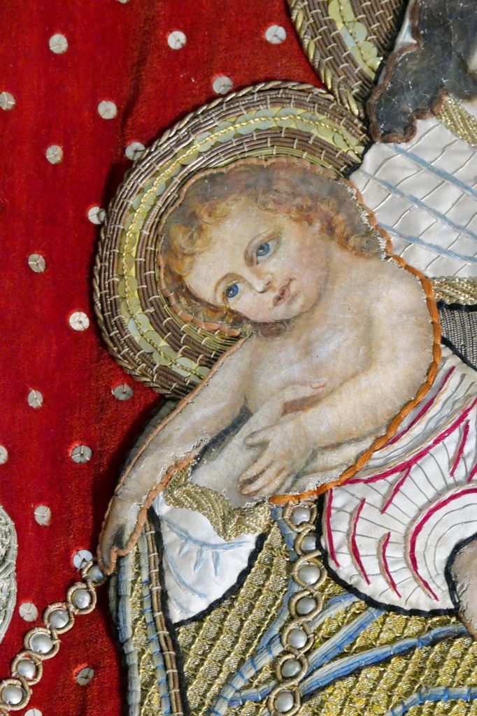 l'Enfant-Jésus. Détail de la bannière du Rosaire, (1700-1725) de l'église Sainte-Nonne de Dirinon. Photographie lavieb-aile 2016.