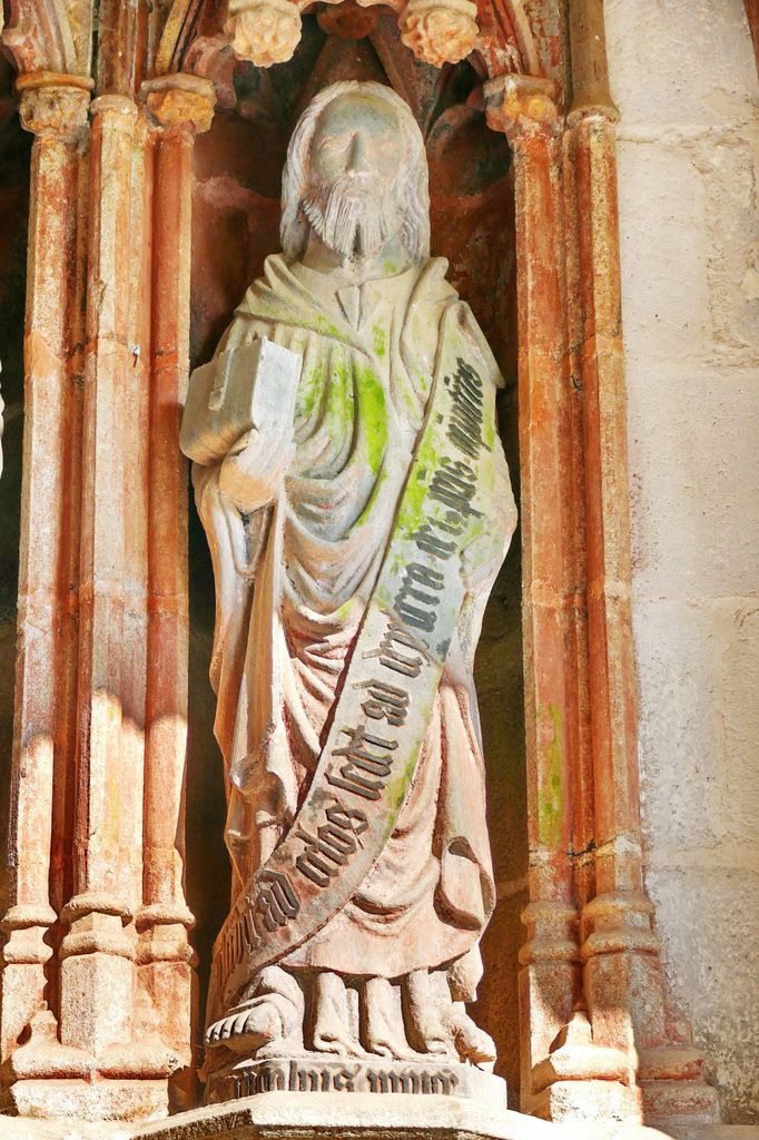 Saint Jacques le Mineur, porche sud de la chapelle Saint-Herbot en Plonévez-du-Faou. Photographie lavieb-aile mars 2017.