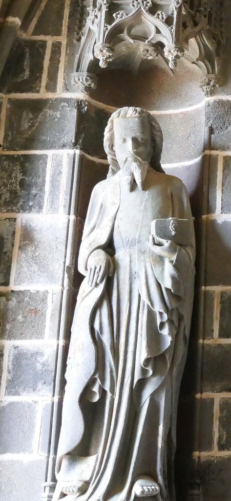 Apôtre n°10, intérieur du Porche des Apôtres, coté nord (kersanton, vers 1423-1433) , Collégiale du Folgoët. Photographie lavieb-aile avril 2017.