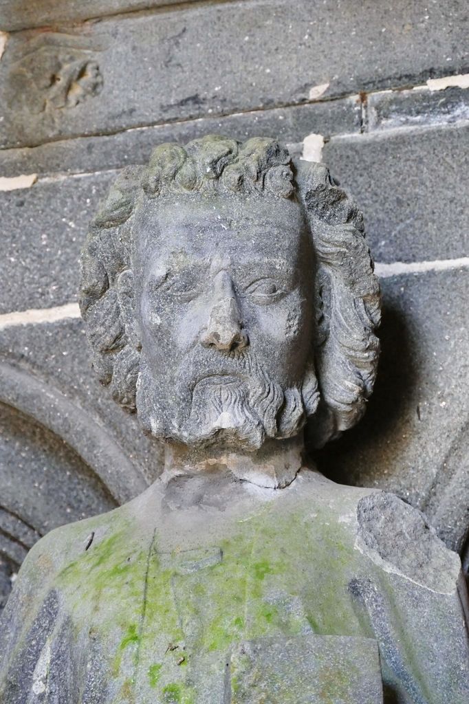Statue de saint Pierre (kersanton, vers 1423-1433) du porche des Apôtres, Collégiale du Folgoët. Photographie lavieb-aile avril 2017.