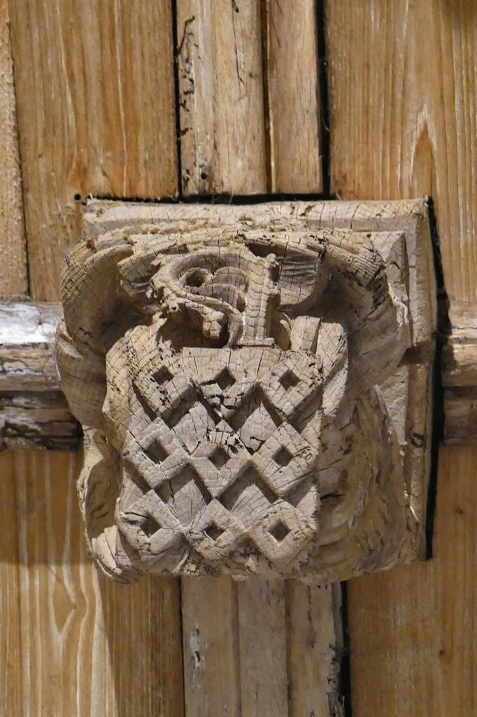 Armoiries de Claude de Rohan, évêque de Quimper et abbé de Daoulas, clef de la voûte de l'ancienne abbatiale Notre-Dame, Daoulas. Photographie lavieb-aile juin 2017.