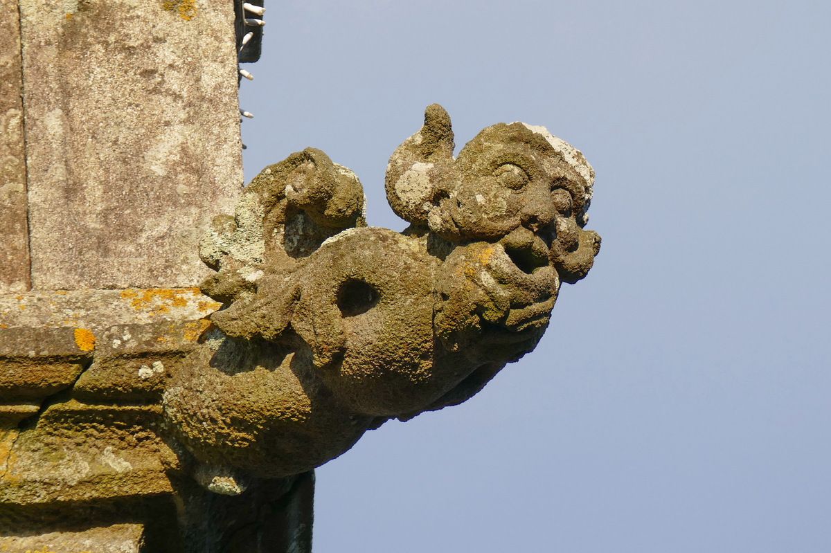 Sculpture sur pierre de l'église de l'Hôpital-Camfrout : les ...