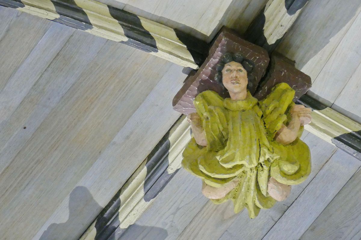 About de poinçon de la voûte lambrissée  du chœur de l'église de Croas-Batz à Roscoff. Photographie lavieb-aile août 2017.