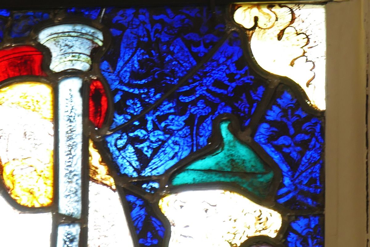 La Flagellation, registre de la Passion, maîtresse-vitre (Guillaume Béart, 1402) de la chapelle Saint-Jacques de Merléac. Photographie lavieb-aile septembre 2017.