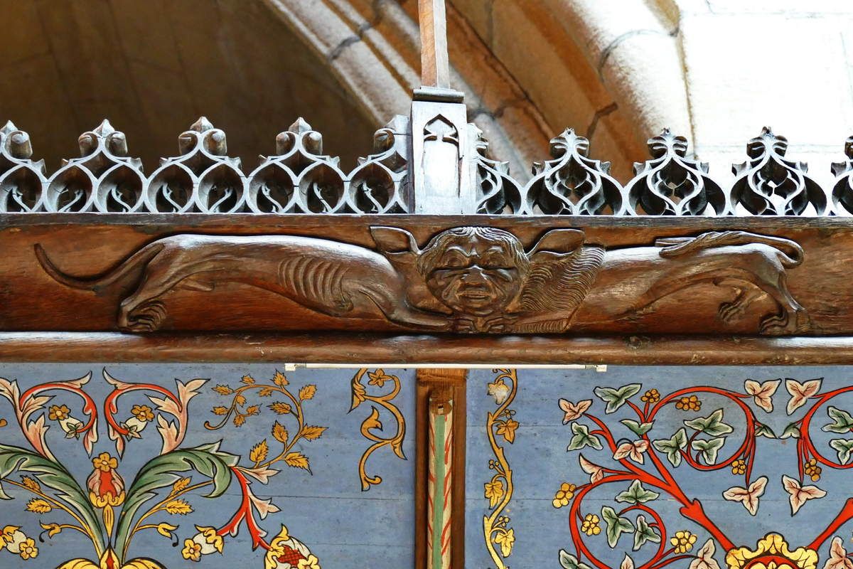 Frise de dais des stalles nord du chœur de la cathédrale de Saint-Pol-de-Léon. Photographie lavieb-aile juillet 2017.