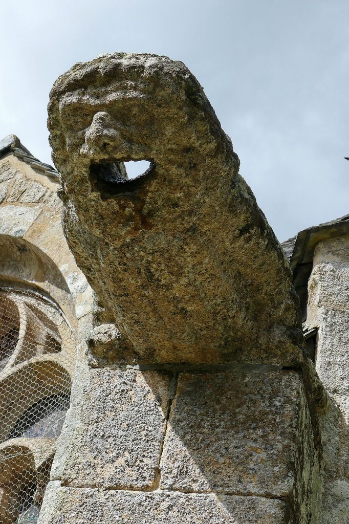 G3, bonhomme monolithique mais rieur, gargouille du pan sud du chevet de  l'église de Loc-Envel. Photographie lavieb-aile 16 septembre 2017.