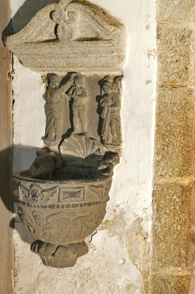 Bénitier du "Baptême du Christ et des  serpents", kersanton, 1622, bas-coté sud, église de Lampaul-Guimiliau. Photographie lavieb-aile 29 mars 2019.