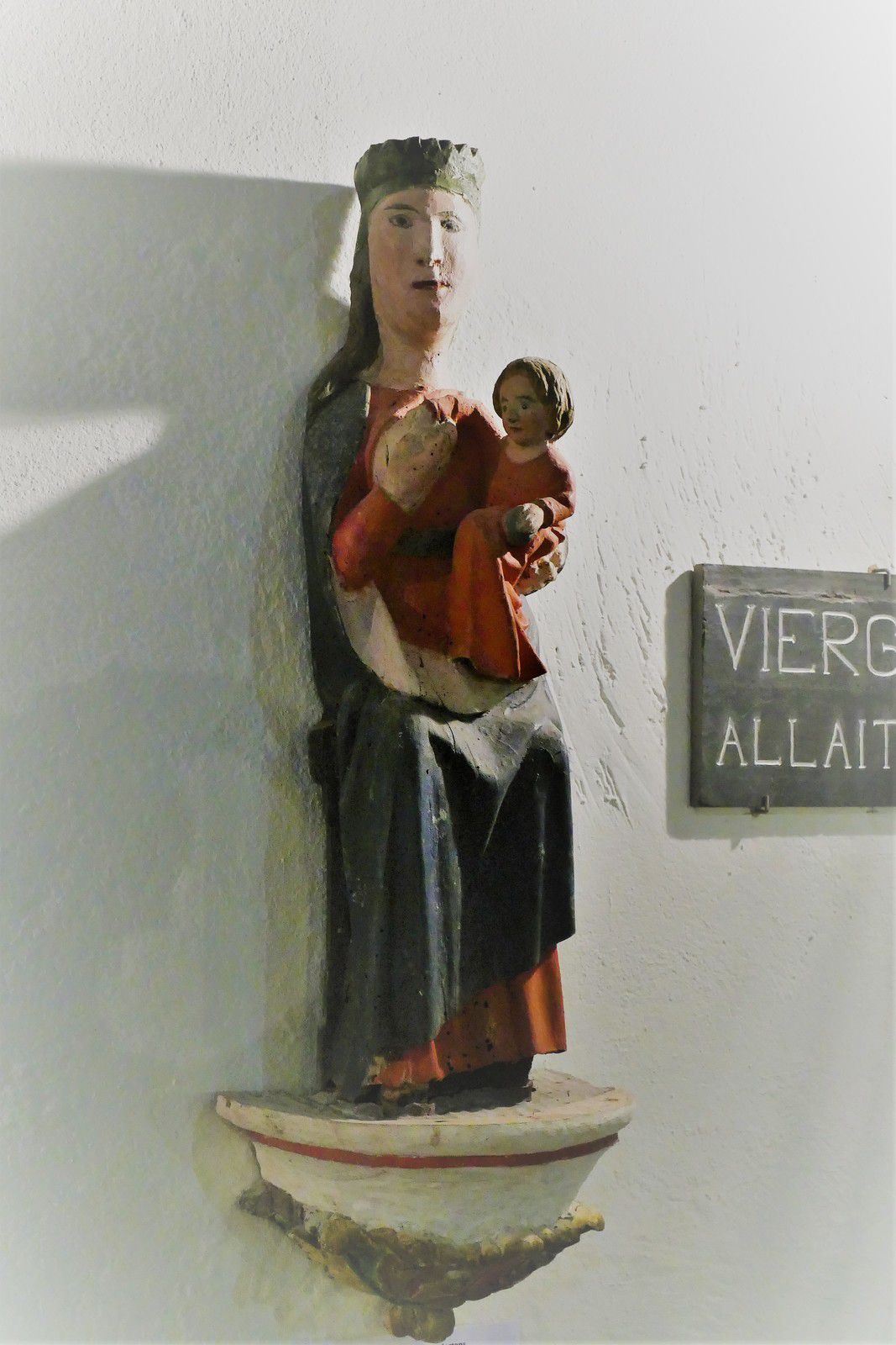 Statue de la Vierge allaitante provenant de la chapelle de Lanjulitte, exposée dans l' église de Telgruc. Photographie lavieb-aile juillet 2020. 