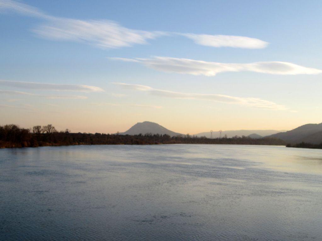 St Vallier, le rhône ... et revoilà la montagne de Crussol ! 