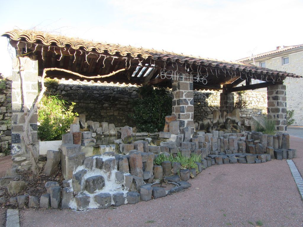Le relief volcanique du Coiron a inspiré une très belle fontaine à St Jean le Centenier