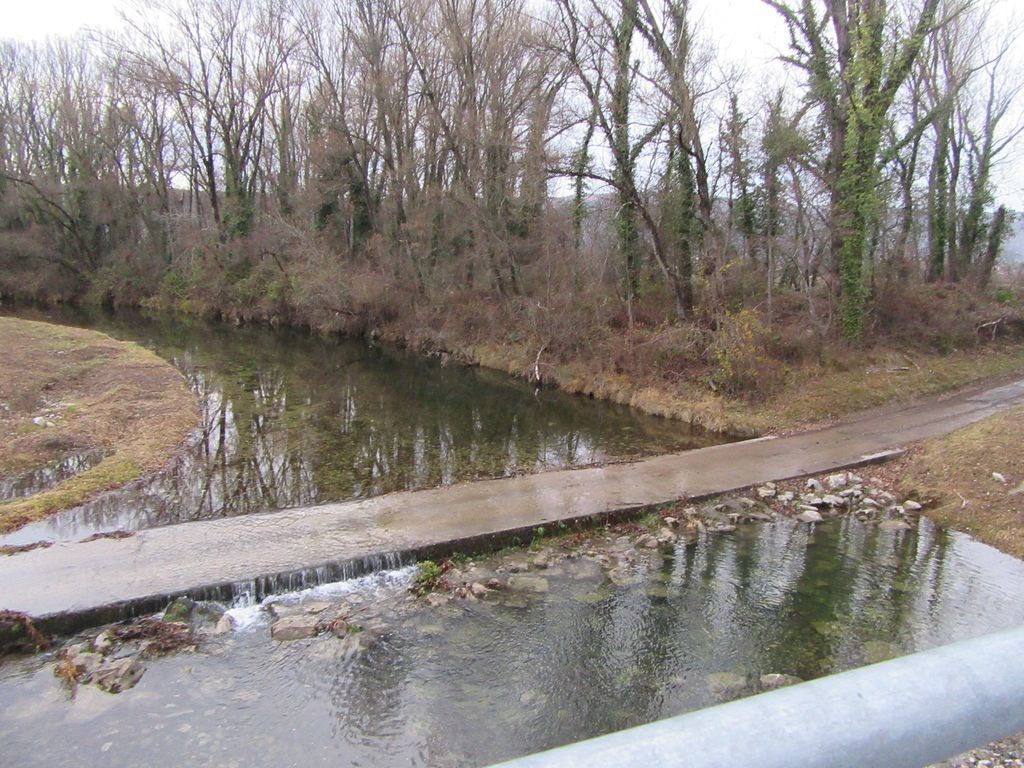 On a le choix, passerelle ou pont submersible ! 