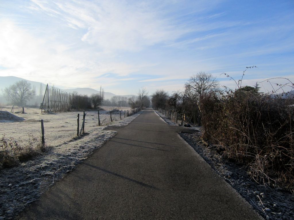 Le givre est bien présent mais la piste cyclable impeccable (Voie douce de la Payre) 