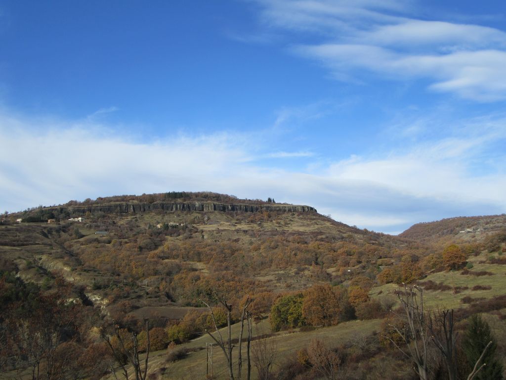 Le relief volcanique du Coiron a inspiré une très belle fontaine à St Jean le Centenier